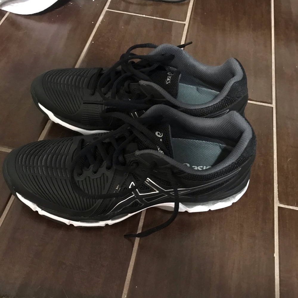 - BRAND NEW NEVER WORN - Asics court shoes